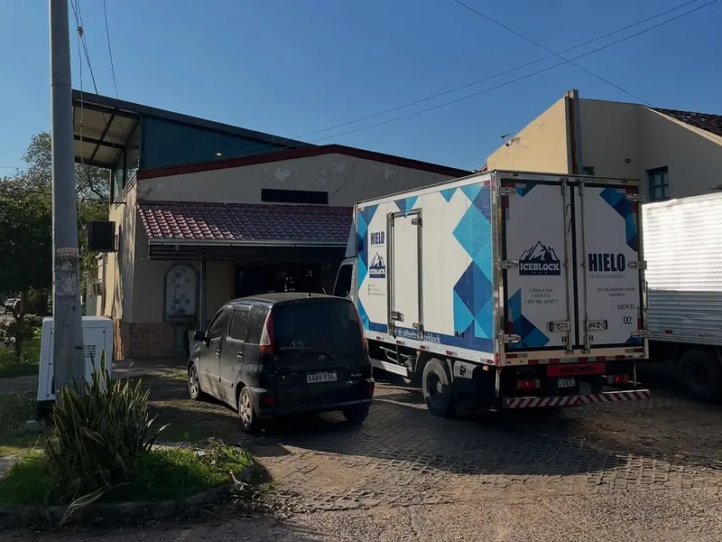 Camión refrigerado de AspiBlock en una calle de Asunción