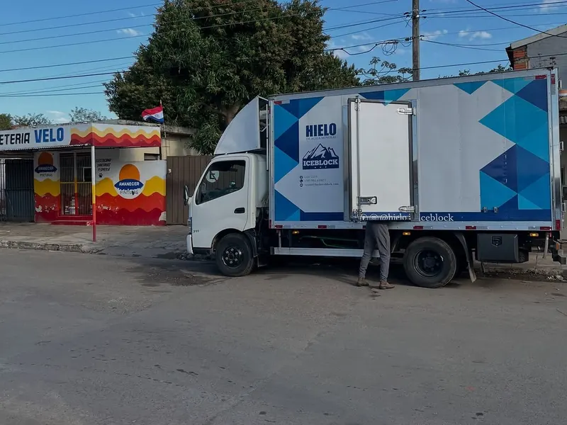 Camión refrigerado de AspiBlock estacionado frente a una despensa