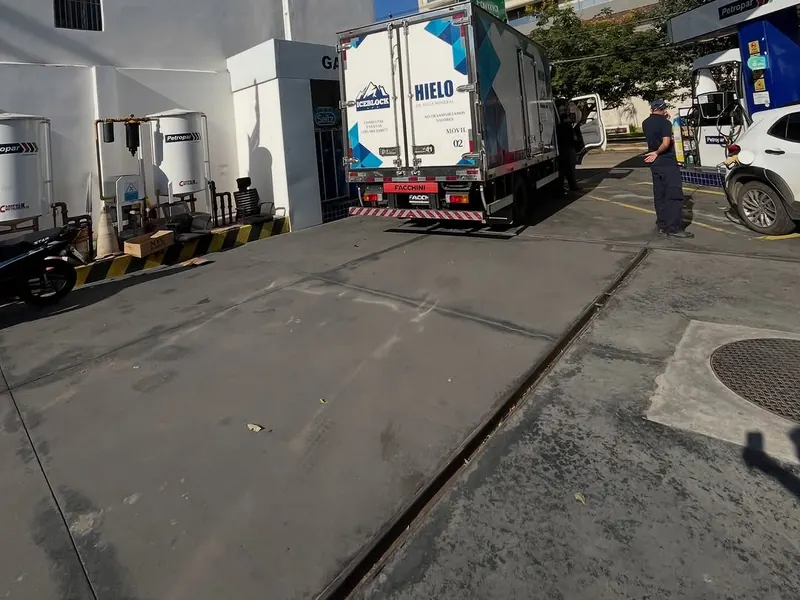Camión refrigerado de AspiBlock descargando hielo en una estación de servicio