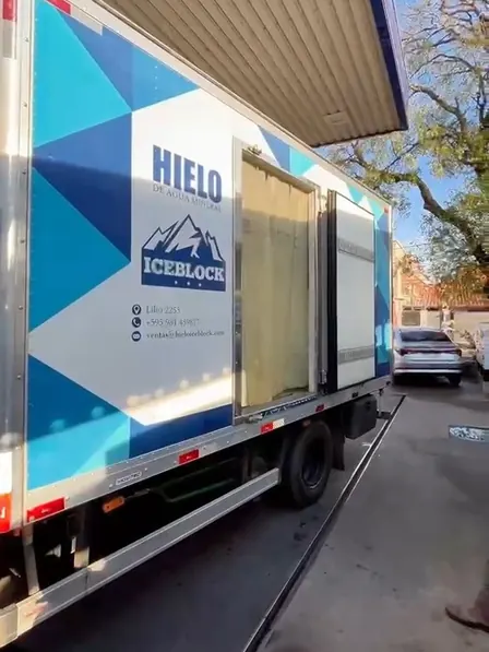 Costado de un camión refrigerado con la marca anterior, ICEBLOCK, y la palabra HIELO
