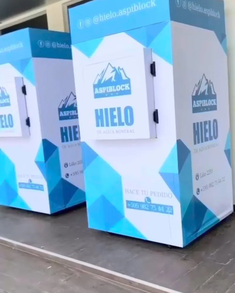 Dos heladeras AspiBlock para vender hielo, con la marca y el número de pedidos